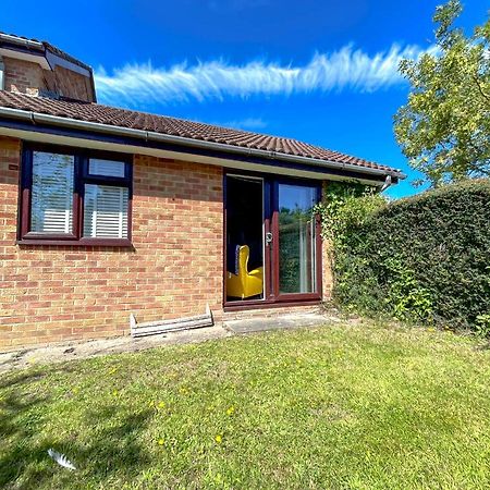 Escape To Tranquil 1 Bed, Poole Villa Canford Magna Exterior photo