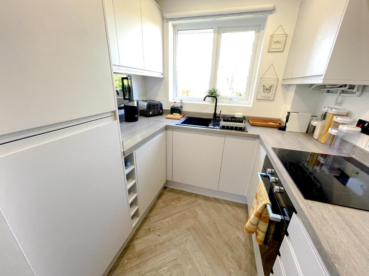Escape To Tranquil 1 Bed, Poole Villa Canford Magna Exterior photo