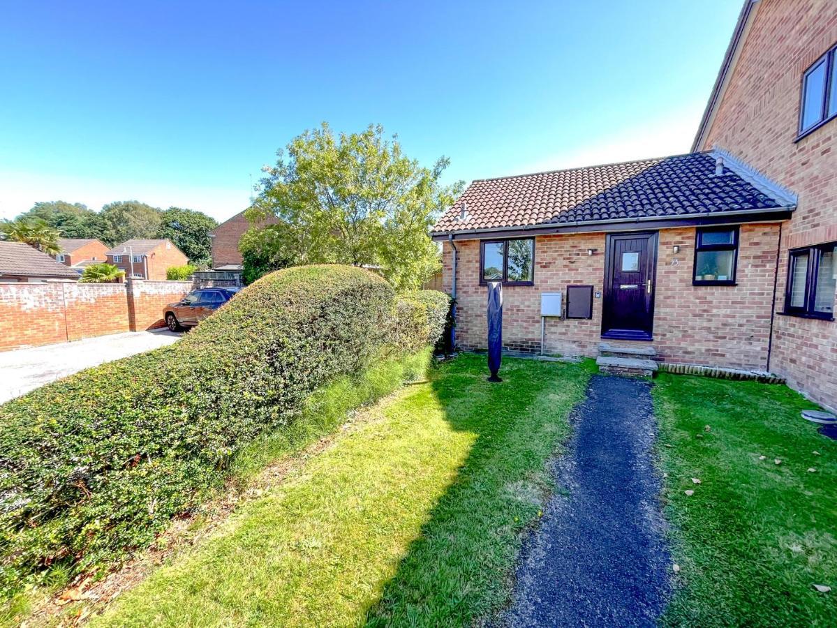 Escape To Tranquil 1 Bed, Poole Villa Canford Magna Exterior photo